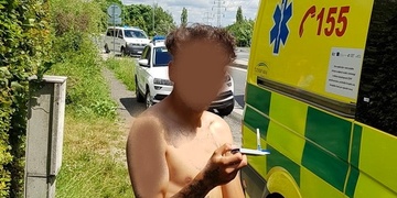 "Jsem herec" vysvětloval mladík pobíhající mezi auty