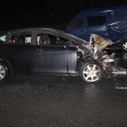 a : Opilec si vzal maminky auto, naboural a málem uhořel - naměřili mu 2,4 promile
