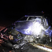 Auto polepené policejními pečetěmi narazilo do elektrického sloupku