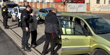 Pozorný taxikář výrazně přispěl k dopadení zloděje vozu