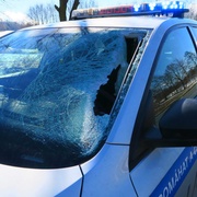 Vozidlo policie dostalo plný zásah