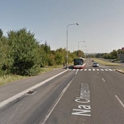 Čtenářka prosí o pomoc při pátrání. Na Vinicích u autobusu okradli seniorku.