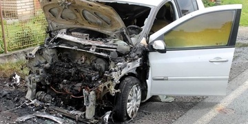 Neznámý pachatel zapálil auto