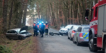 Při čelním střetu vozidel byli zraněni tři lidé