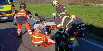 Motorkář nezvládl svůj stroj a narazil do auta