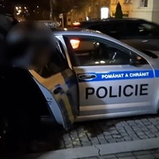 Dívku držel nad zábradlím mostu a vyhrožoval, že jí hodí dolů