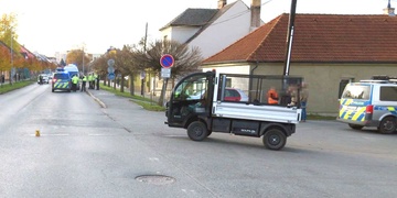 Nepozorná řidička najela multikárou přímo do policejního vozu