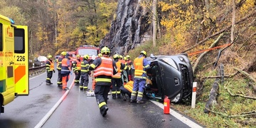 Po nehodě skončil osobní automobil na boku