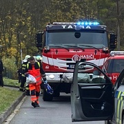 Děsivá nehoda, starší muž se zaklínil na plotě a visel z něj mnoho hodin hlavou dolů