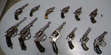 Žena při uklízení půdy objevila nádhernou sbírku zbraní