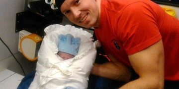 Tatínek synka odrodil sám v autě cestou do porodnice