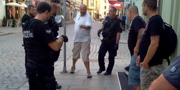 Opilci napadali dívku ve vozidle, musela se uzamknout