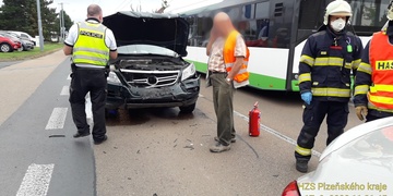 Nedobrzdil a zranil řidičku před sebou