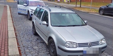 Zmatený a opilý senior opakovaně nezvládal projet kruhovým objezdem