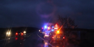 Sražený chodec i nehoda na dálnici