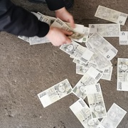 Zloděj při útěku poztrácel osmačtyřicet tisíc