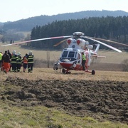 Vážná dopravní nehoda, težce zraněného transportovala helikoptéra