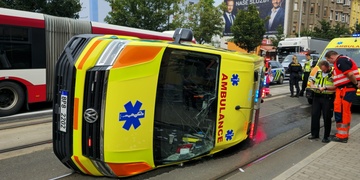 Po střetu s autem se sanitka převrátila na bok, jeden záchranář je zraněný