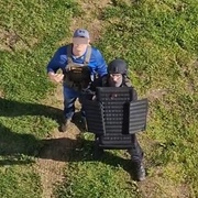 Muže, který se zabarikádoval na střeše, musel dolů dostat vyjednavač ze zásahové jednotky