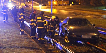 Další vozidlo skončilo v tramvajovém kolejišti