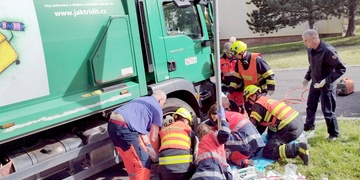 Seniorka zůstala zaklíněná pod popelářským vozem