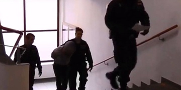 Polák zlikvidoval dvě auta, pak ho zadržel a zpacifikoval sám majitel