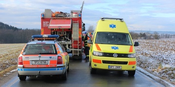 Auto s rodičkou a s malým chlapcem skončilo na střeše