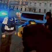 Mladík v obchodě kradl a jeho psychicky nemocná kamarádka se zatím venku oháněla nožem