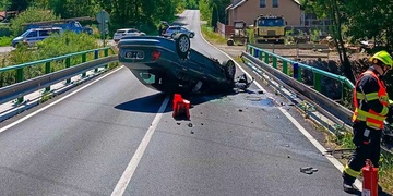 Opilý řidič převrátil auto na mostě