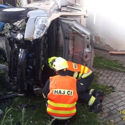 Auto proletělo plotem až na dvůr domu
