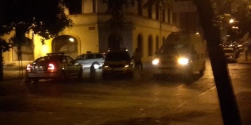 V centru Plzně se servali bezdomovci. Muž napadl ženu nožem.