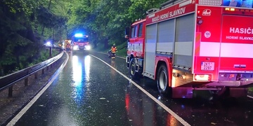 Motocyklista nezvládl řízení na mokré vozovce