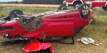 Auto vyletělo ze silnice a skončilo na střeše