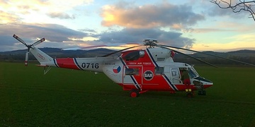 Autobus srazil cyklistu, z místa ho transportuje vrtulník