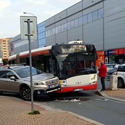 Střet osobního vozu s autobusem