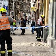 Pád velkého kusu omítky ohrozil chodce na Americké třídě