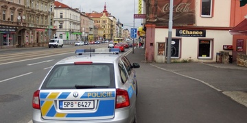 Bomba vyklidila Májovku, policie pachatele okamžitě dopadla