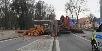 Náklad kulatin zablokoval silnici