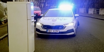 "Prosím přijeďte, všechny tady ohrožuje lednička!"