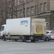 Nákladní vůz PPL srazil semafor