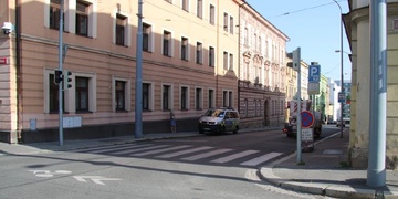 Řidič srazil chodkyni a z místa bez poskytnutí pomoci zraněné ženě okamžitě ujel