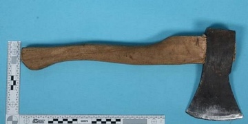 Opilý Rumun na ubytovně útočil na ženu sekyrou