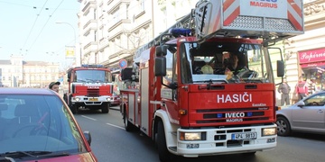 Požár na Americké, průjezd třídou byl uzavřen