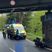 Motorkář na mokré vozovce nezvládl řízení a narazil do viaduktu