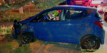 Téměř devadesátiletý řidič nezvládl řízení a s vozem skončil ve stromě