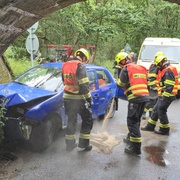 Osobní vůz narazil do stěny viaduktu