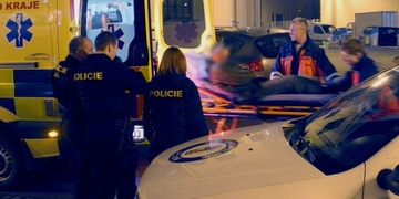   + : Jednonohý muž se pokusil „vymlátit“ hospodu