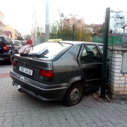 Auto po střetu projelo plotem