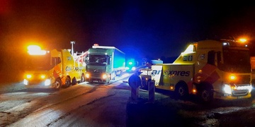 Mezi Plzní a Losinou uvízl kamion