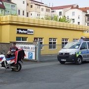 Mercedes vjel do cesty motorkáři a pak ujel. Policisté pátrají po řidiči.